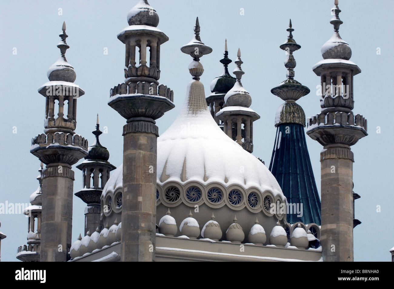 La neve copre le cupole e minareti della Brighton Royal Pavilion East Sussex Regno Unito Foto Stock