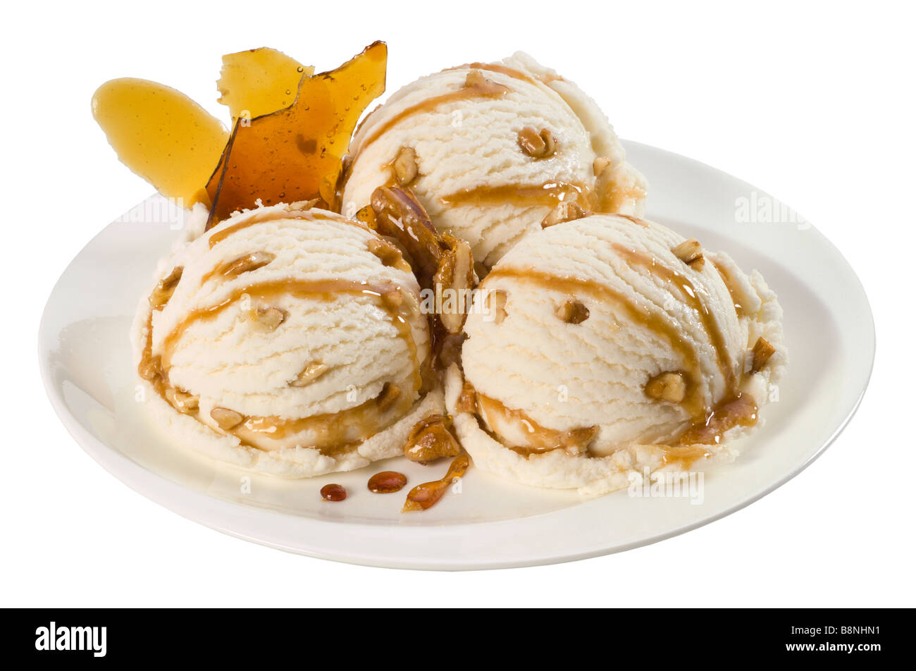 Tre di gelato alla vaniglia sfere con sciroppo di caramello Foto Stock