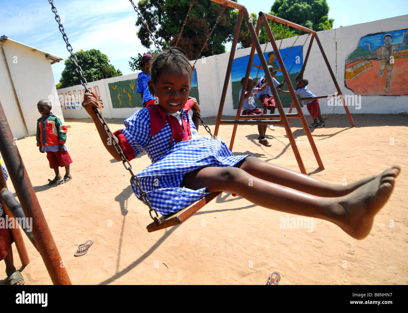 Scuola gambiana allievo a giocare nel parco giochi della scuola, Gambia, Africa occidentale Foto Stock