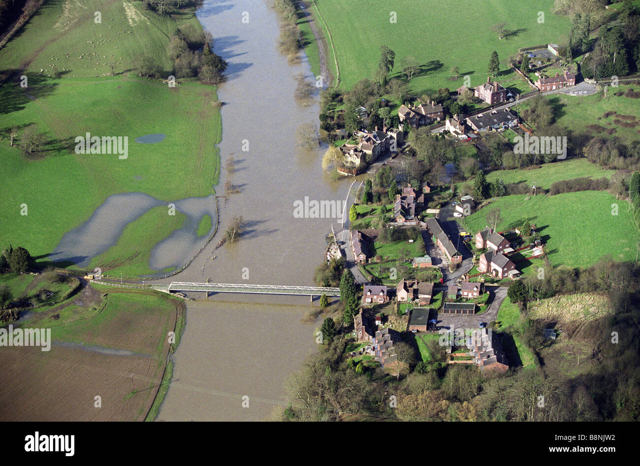 Fiume Severn nel diluvio a Arley Bewdley Worcestershire Inghilterra Regno Unito Foto Stock
