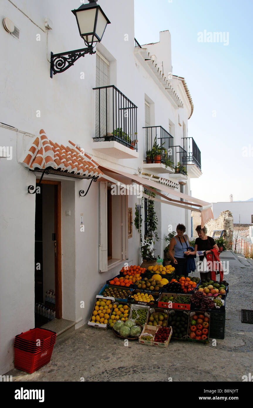 Due donne selezione di frutta e verdura da negozi di un display a colori di cibo a Frigiliana Spagna meridionale UE Foto Stock