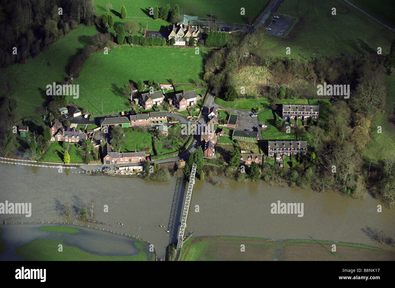 Fiume Severn nel diluvio a Arley Bewdley Worcestershire Inghilterra Regno Unito Foto Stock