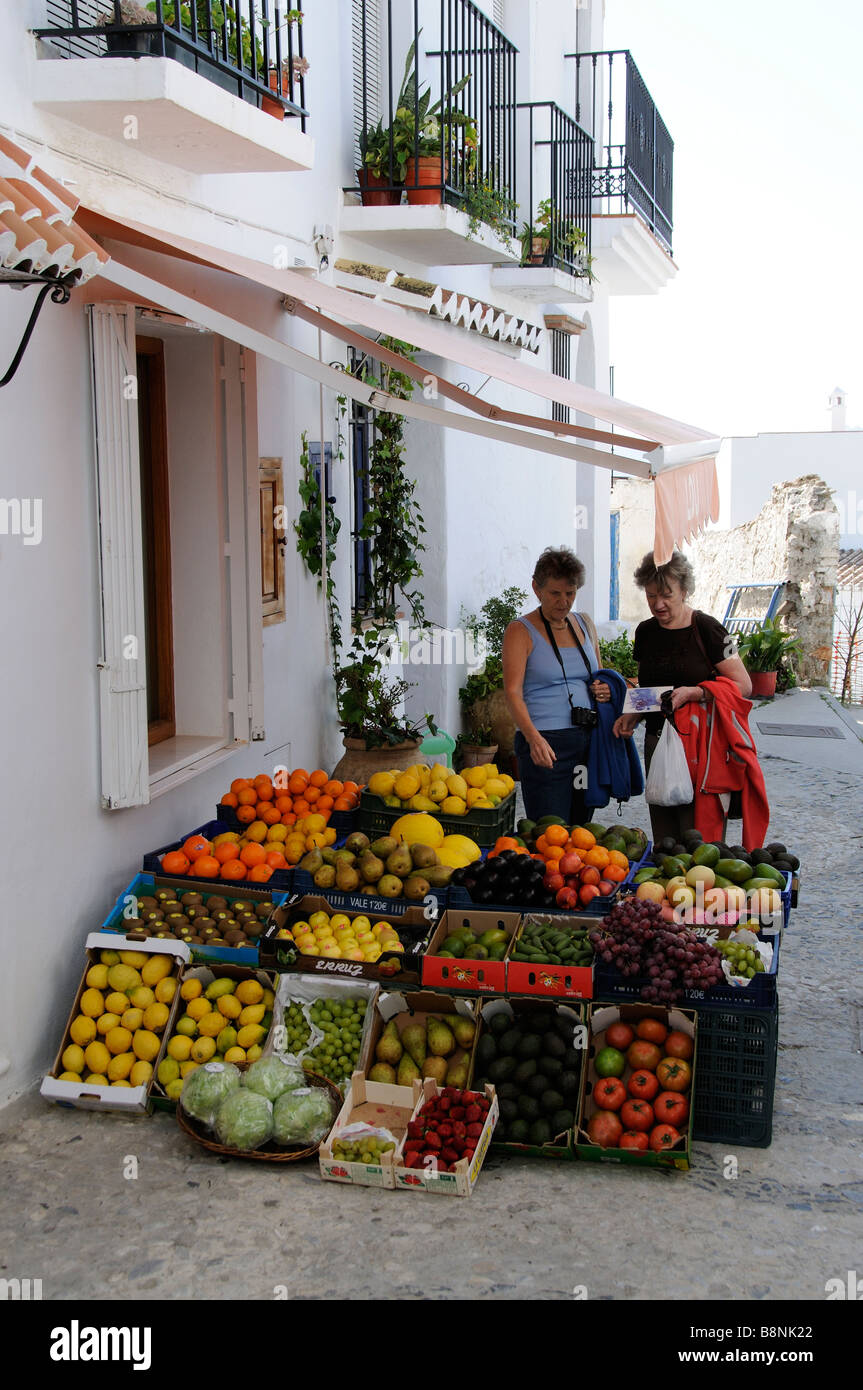 Due donne selezione di frutta e verdura da negozi di un display a colori di cibo a Frigiliana Spagna meridionale UE Foto Stock