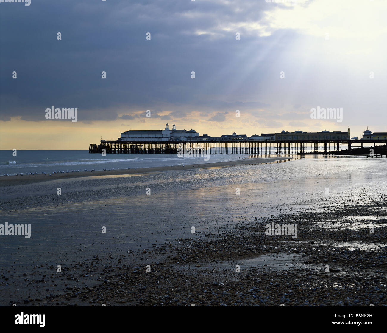 Hastings pier al tramonto East Sussex England GB UK Foto Stock