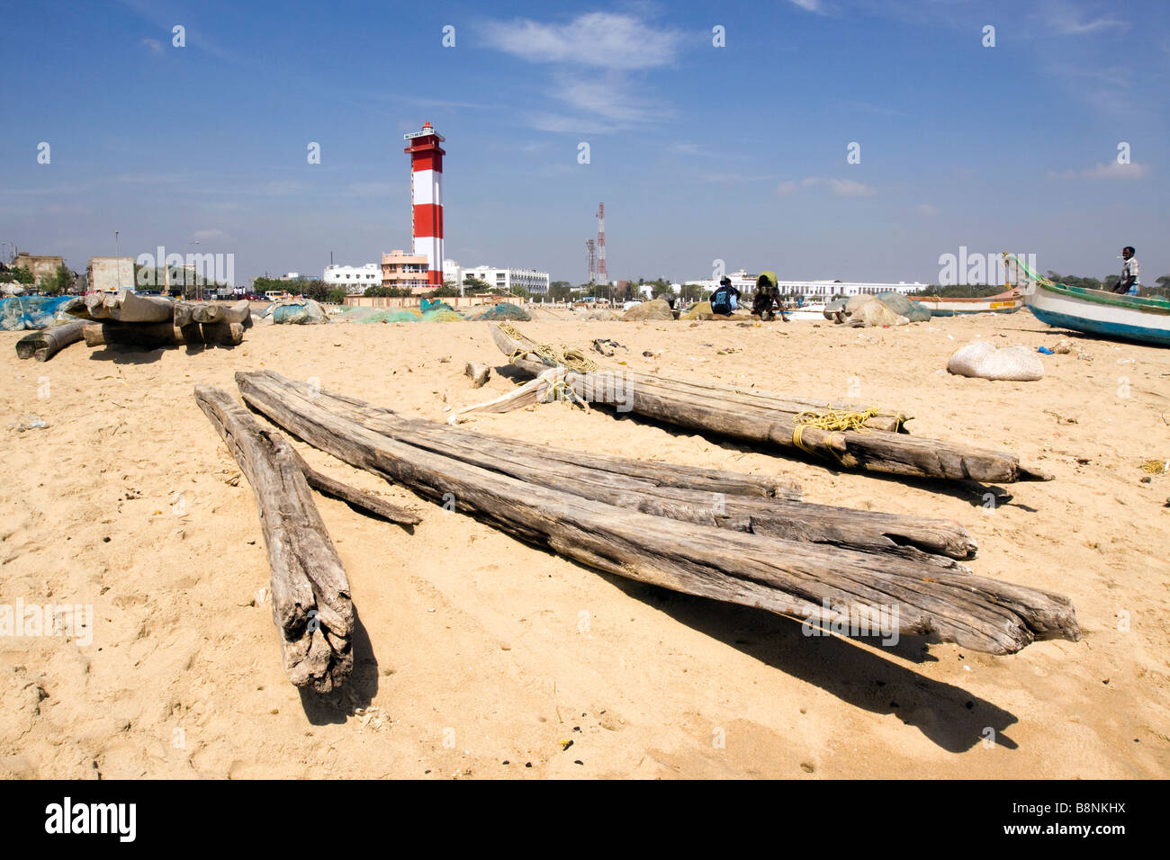 India Tamil Nadu Chennai spiaggia registro tradizionale barca da pesca di essiccazione su Riva Foto Stock