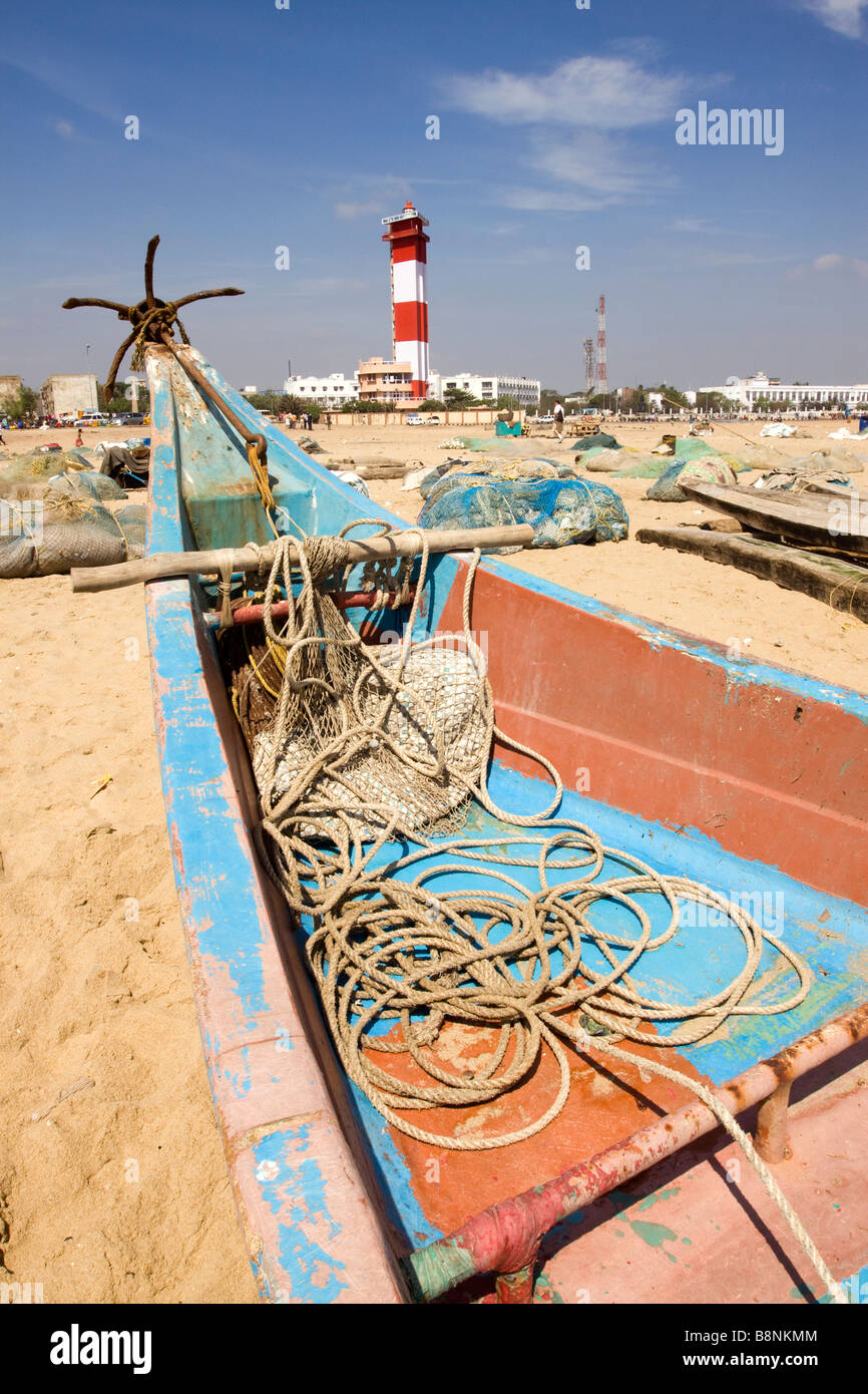 India Tamil Nadu Chennai beach tsunami relief vetroresina barche di pescatori sulla riva Foto Stock