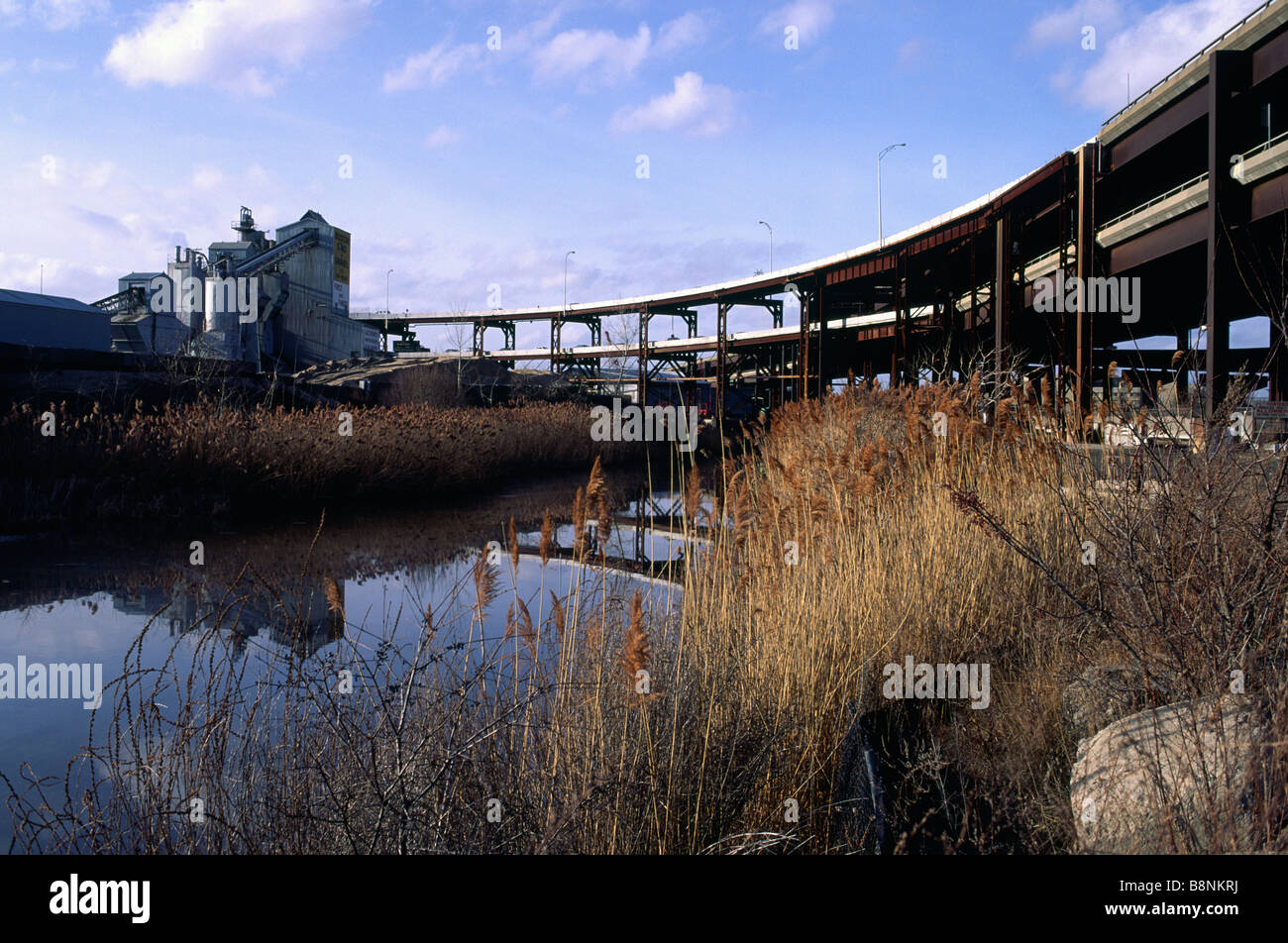 Le zone umide paesaggio industriale, autostrada cavalcavia, Boston, Massachusetts Foto Stock