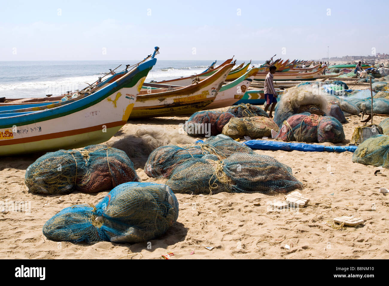 India Tamil Nadu Chennai beach tsunami relief vetroresina barche di pescatori sulla riva Foto Stock