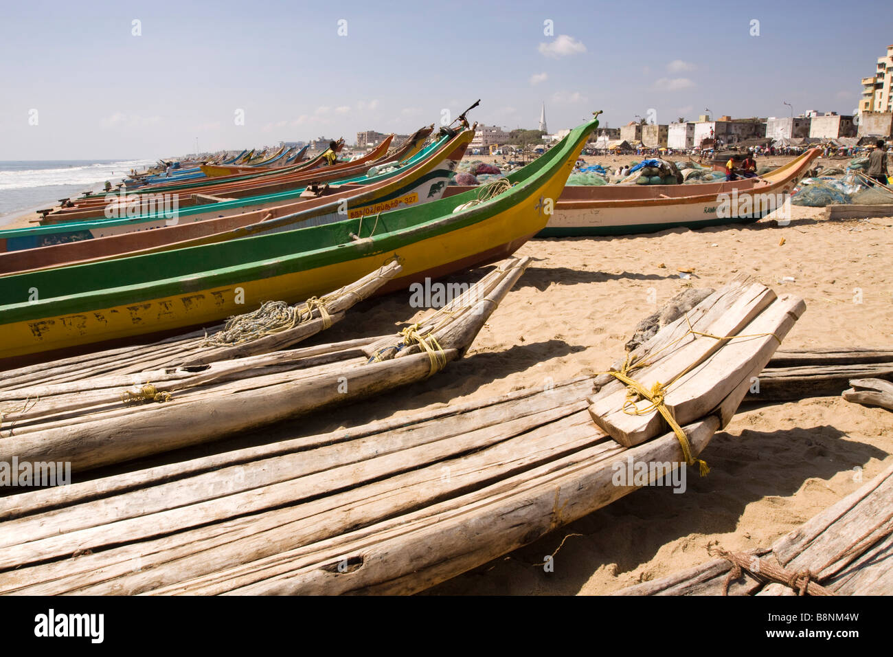 India Tamil Nadu Chennai spiaggia registro tradizionale e lo tsunami in vetroresina barche da pesca sulla riva Foto Stock