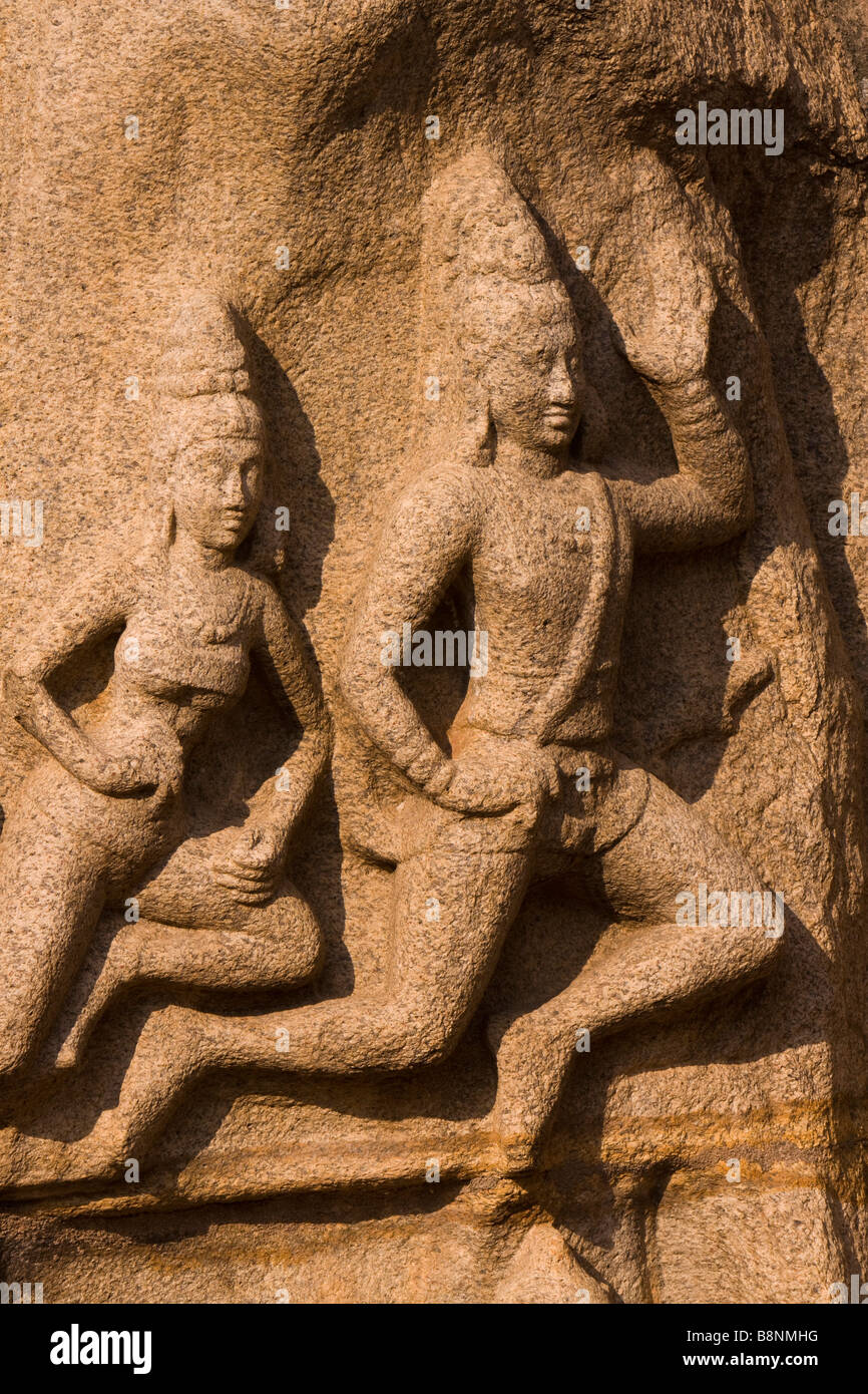 India Tamil Nadu Mamallapuram Arjunas penitenza indù carving rock battenti apsaras dettaglio Foto Stock