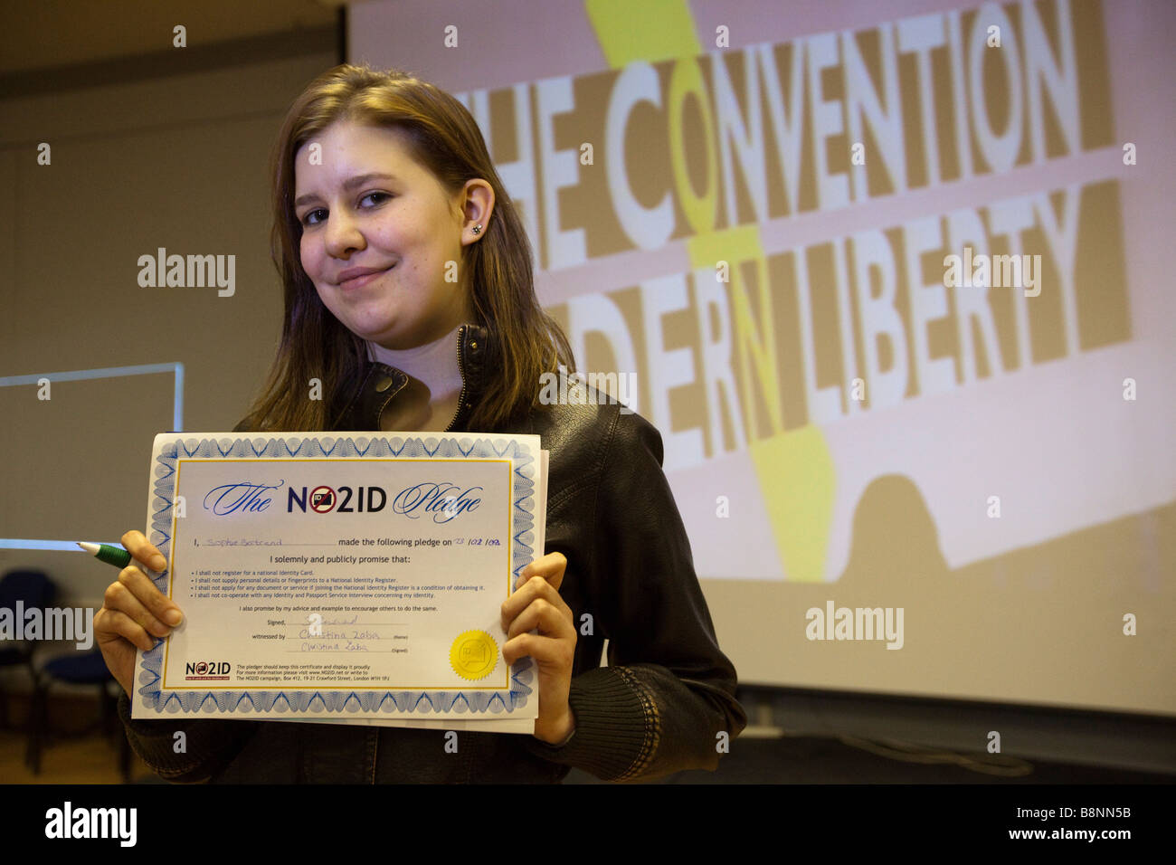 Convenzione sulla libertà moderna, Londra, Inghilterra, 28 febbraio 2009: Sophie Bertrand, 16 anni, studiando COME politica di livello alla scuola francese di South Kensington, assumendo l'impegno promettendo di non registrarsi per una carta d'identità, testimoniato da Christina Zaba, ufficiale sindacale, NO2ID e presidente della filiale di NUJ Bristol. Foto di Mike Goldwater Foto Stock