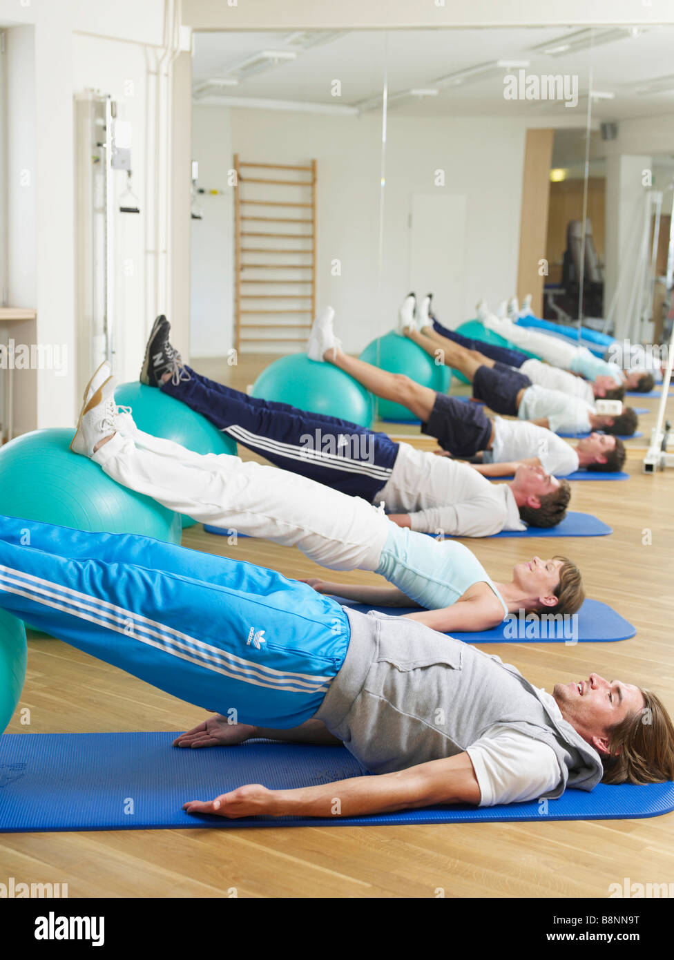 Esercizio ginnico per la schiena sulla palla Foto Stock
