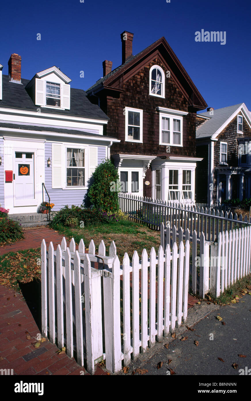 Case, autunno, white Picket Fence, Gloucester, Massachusetts Foto Stock