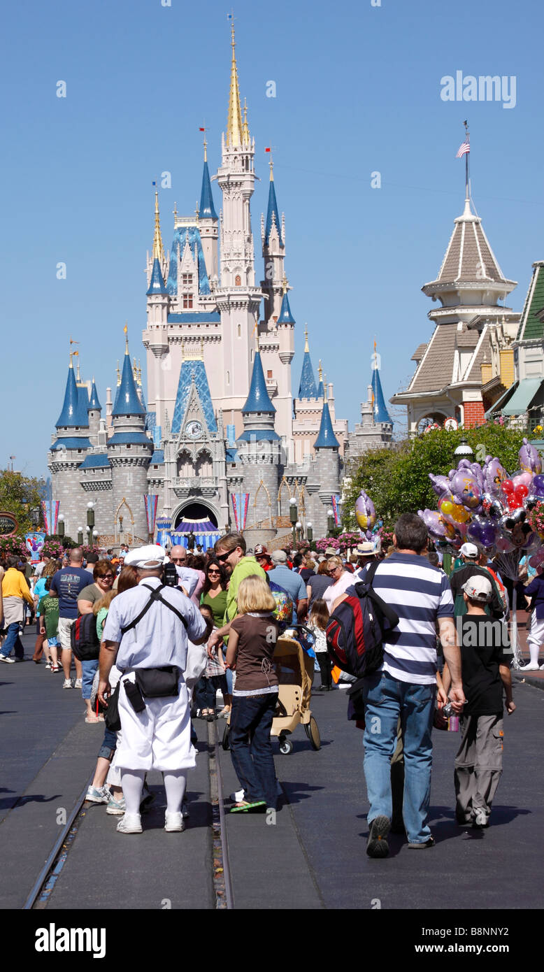 Cenerentola il Castello, visto dalla strada principale usa, Walt Disney World il Parco a Tema del Regno Magico, Orlando, Florida, Stati Uniti d'America Foto Stock
