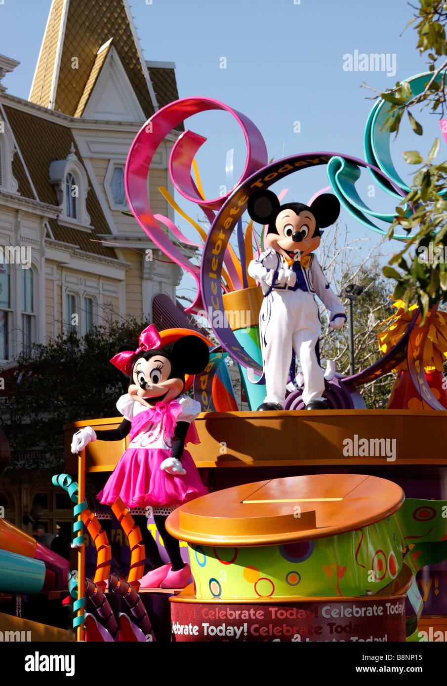 Topolino e Minnie Mouse su parade float, Main Street USA, Walt Disney World il Parco a Tema del Regno Magico, Orlando, Florida, Stati Uniti d'America Foto Stock