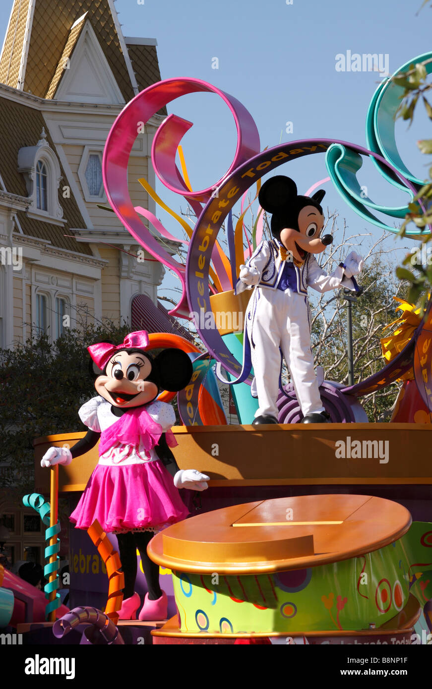 Topolino e Minnie Mouse su parade float, MainStreet USA, Walt Disney World il Parco a Tema del Regno Magico, Orlando, Florida, Stati Uniti d'America Foto Stock