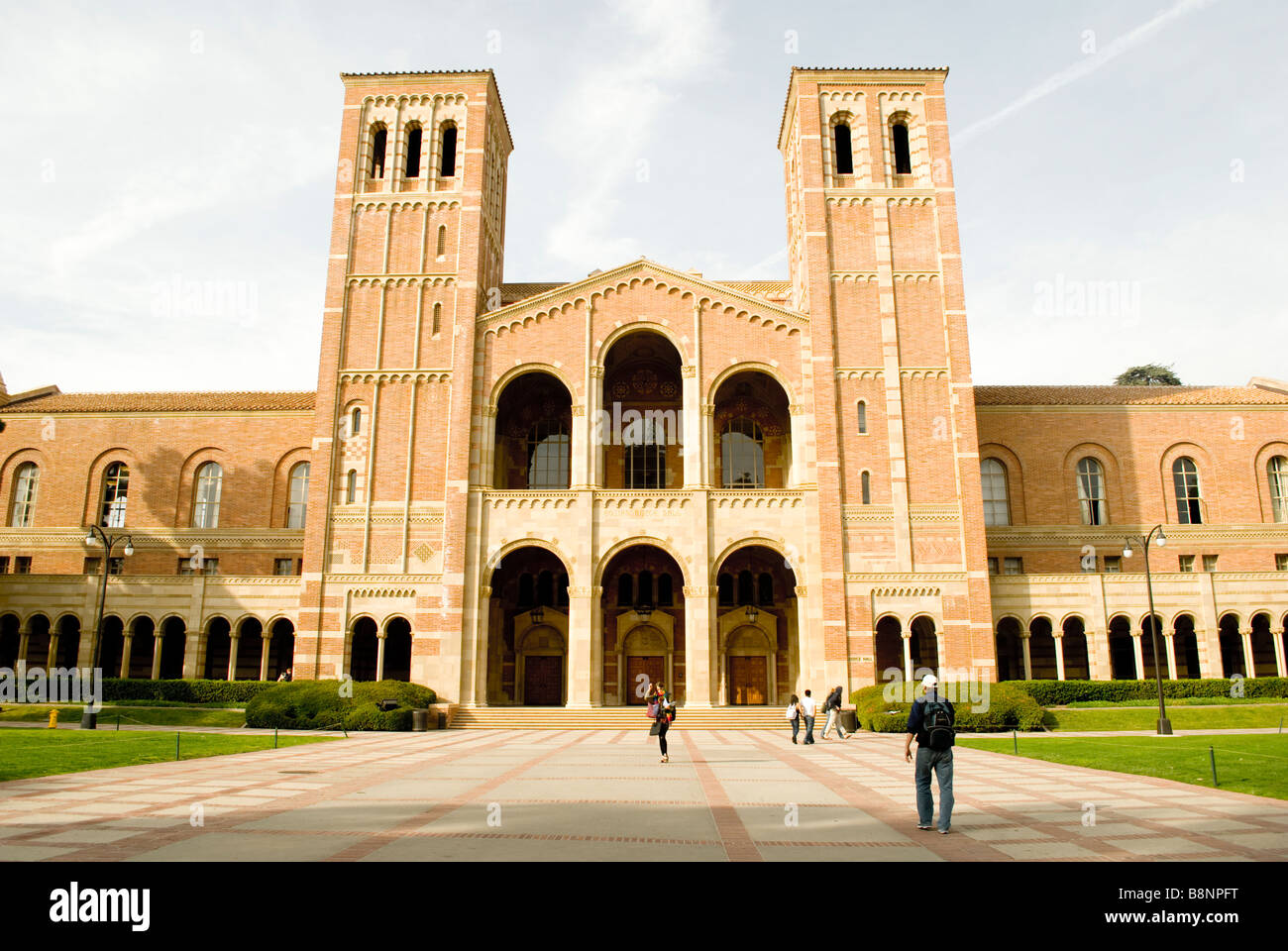 Royce Hall, UCLA su un luminoso giorno di sole Foto Stock