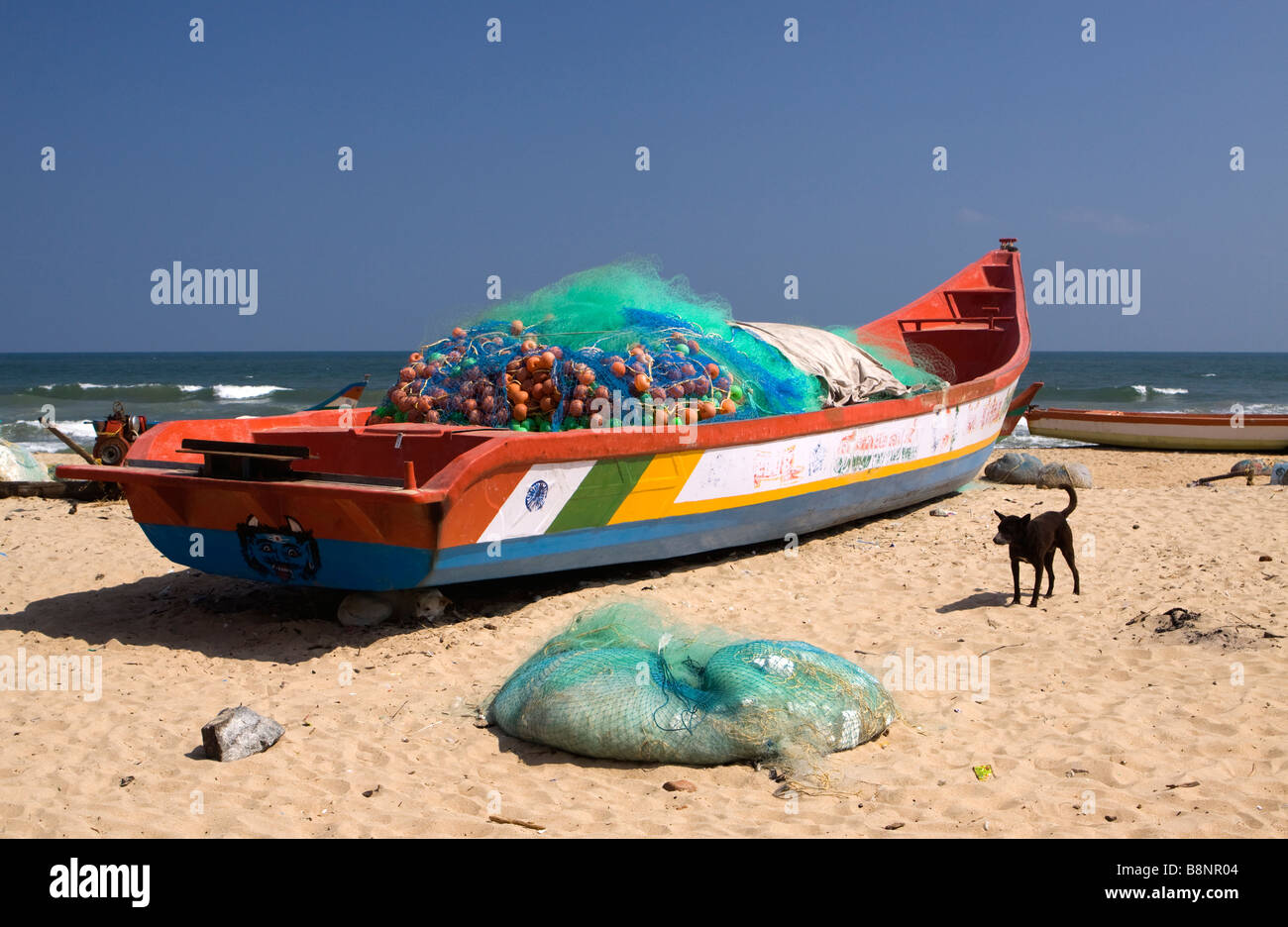 India Tamil Nadu Mamallapuram grande tsunami relief barche da pesca sulla spiaggia Foto Stock