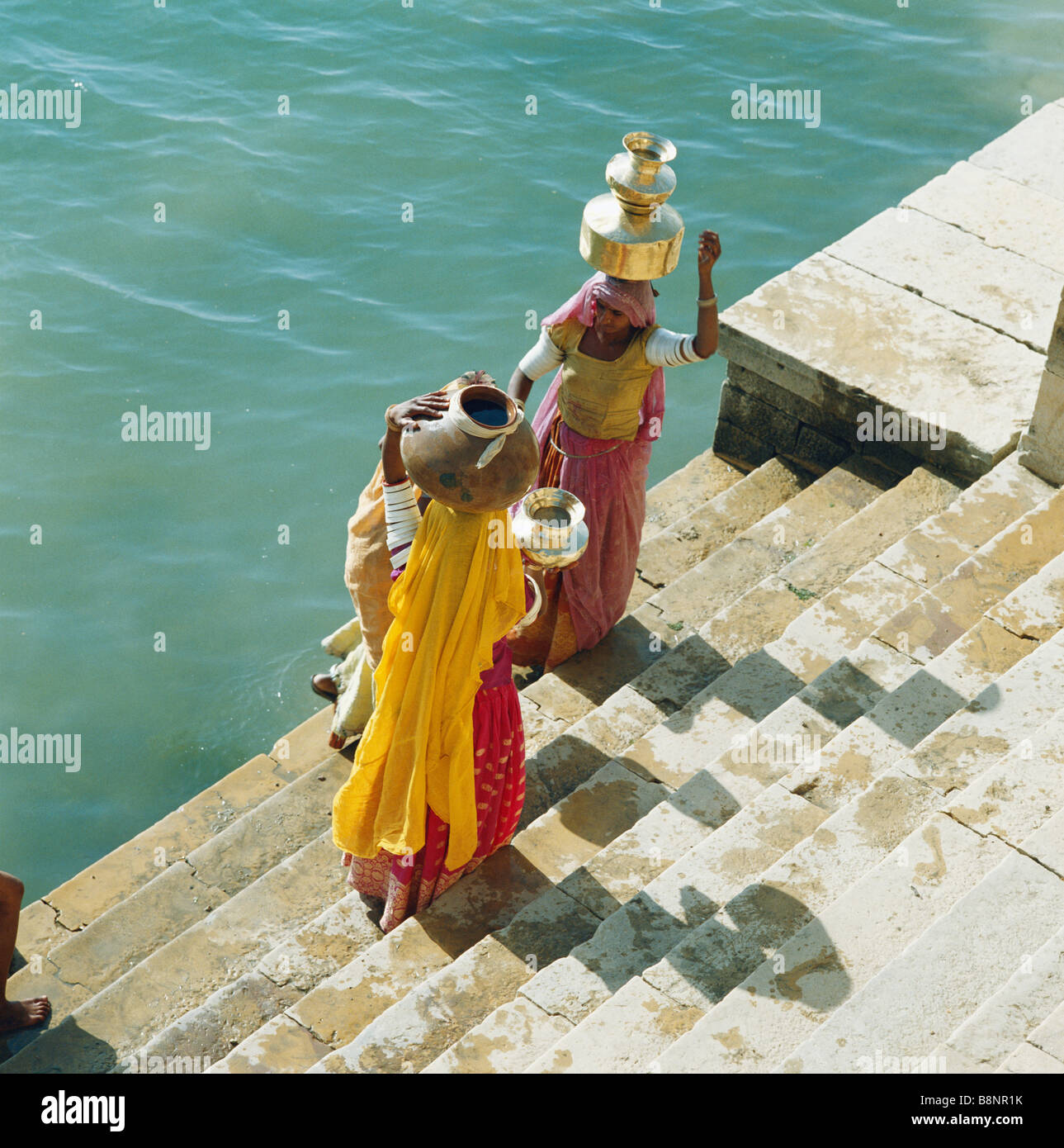 Donne recupero acqua Jaisalmer Rajasthan in India Foto Stock