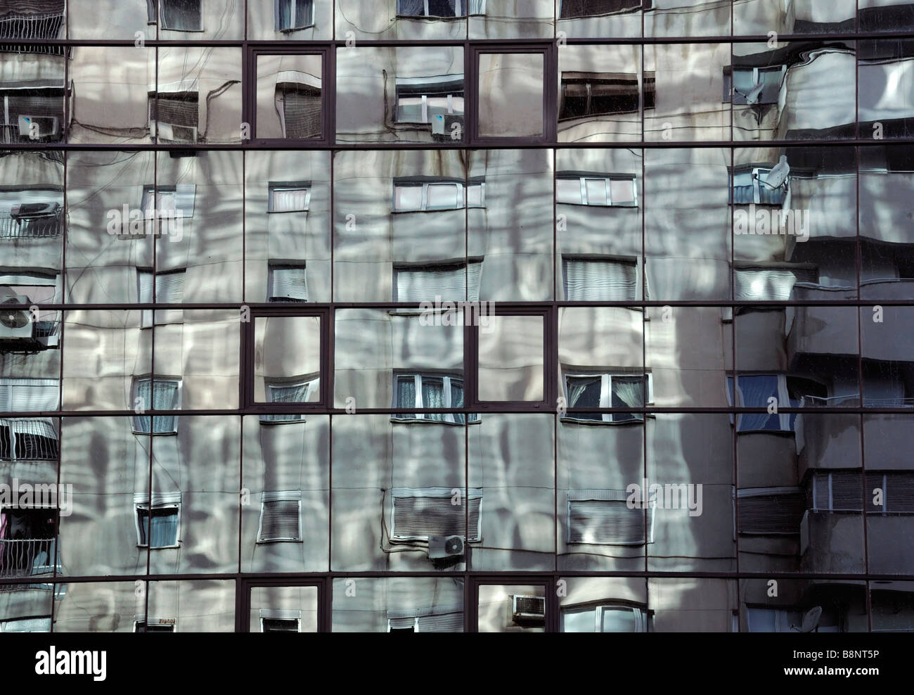 Edificio per uffici riflessioni riflettere astratta distorsioni di immagine distorta Foto Stock