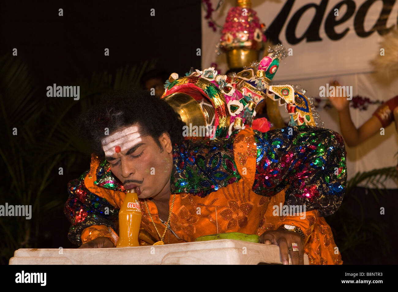 India Tamil Nadu Mamallapuram maschio tradizionale ballerino folk Prelevare bottiglie con bocca Foto Stock