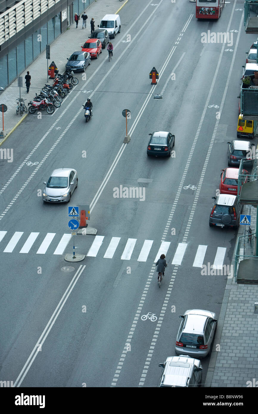 La Svezia, Stoccolma, strada urbana con traffico leggero Foto Stock