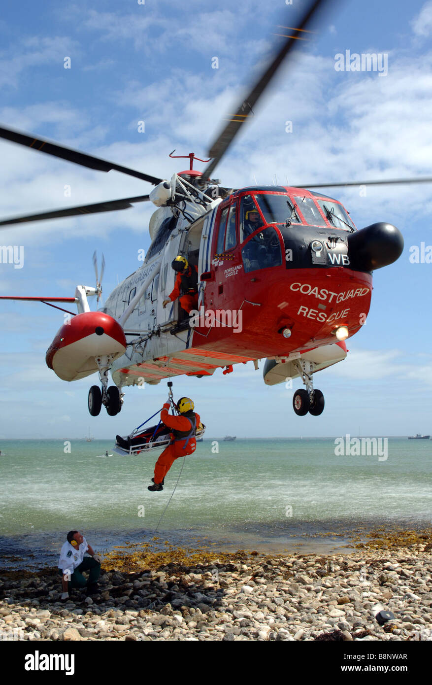 Guardia costiera Elicottero di salvataggio il salvataggio di una persona infortunata, Gran Bretagna REGNO UNITO Foto Stock