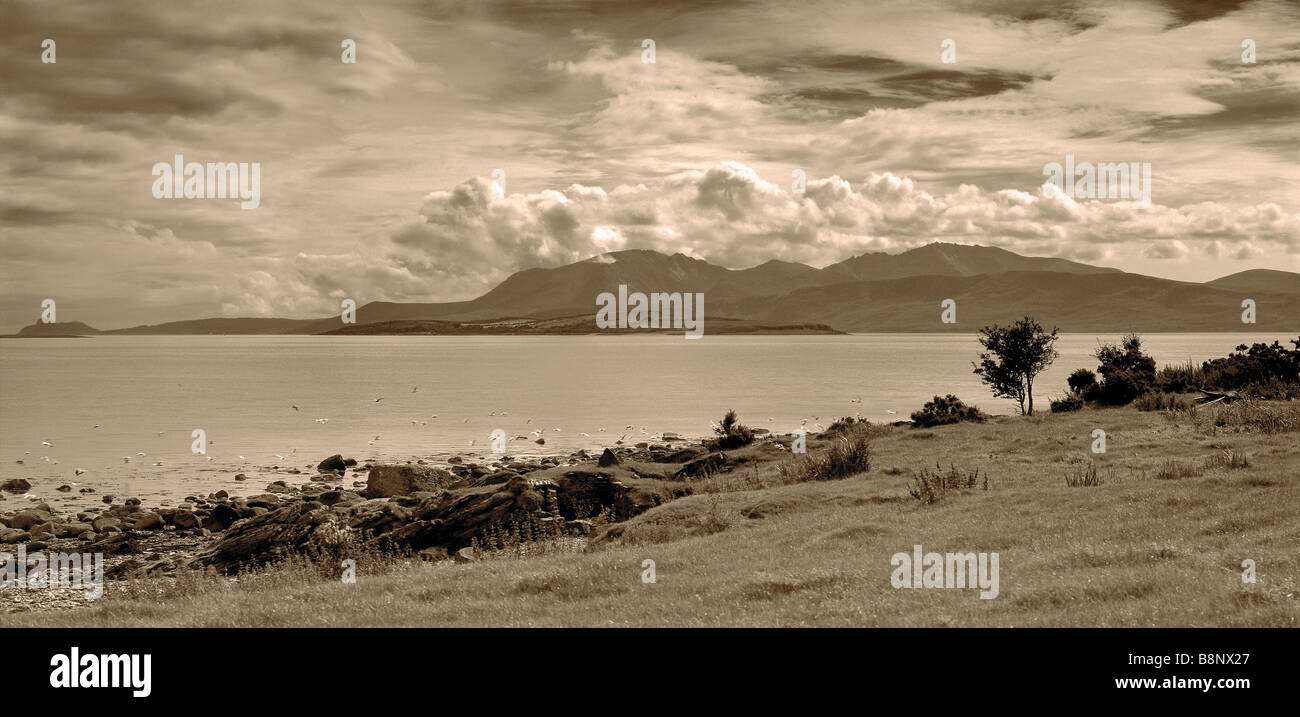 L'isola di Arran oltre il suono di BUTE dall'isle of bute Western Scotland Regno Unito Tinta seppia Foto Stock