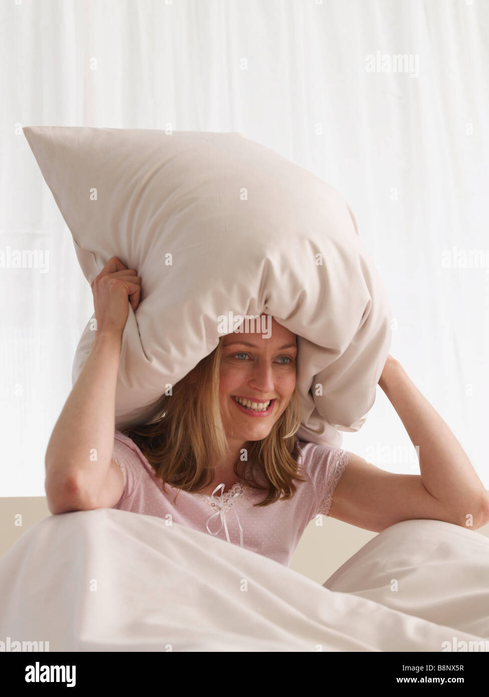 Lotta con i cuscini Foto Stock