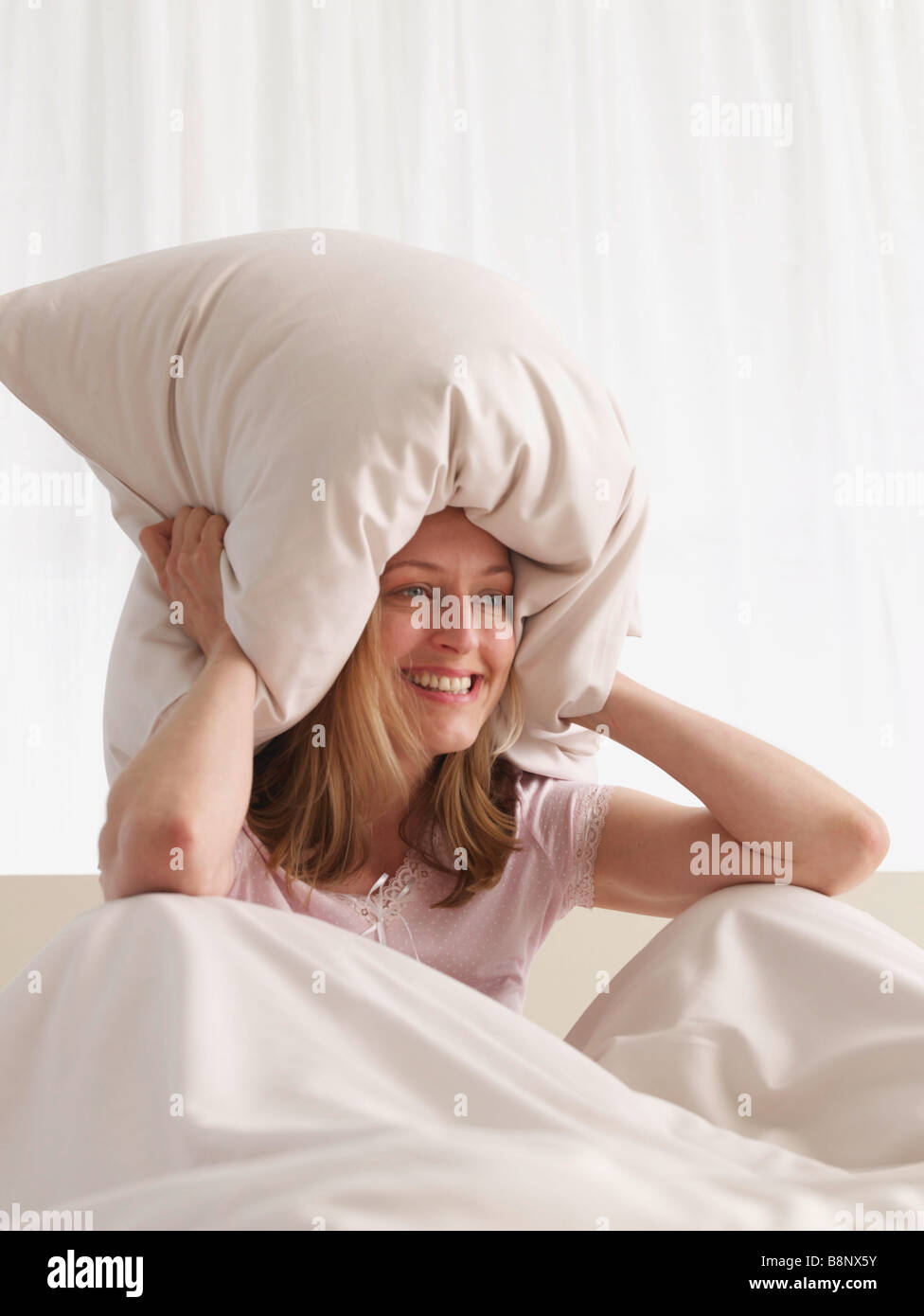 Giovane donna con cuscino Foto Stock