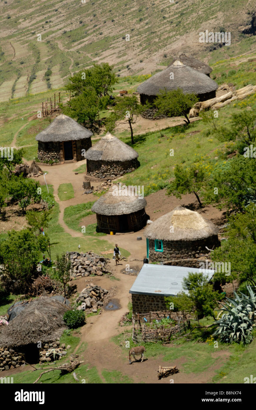 Il Lesotho borgo immerso nella valle riparata Foto Stock