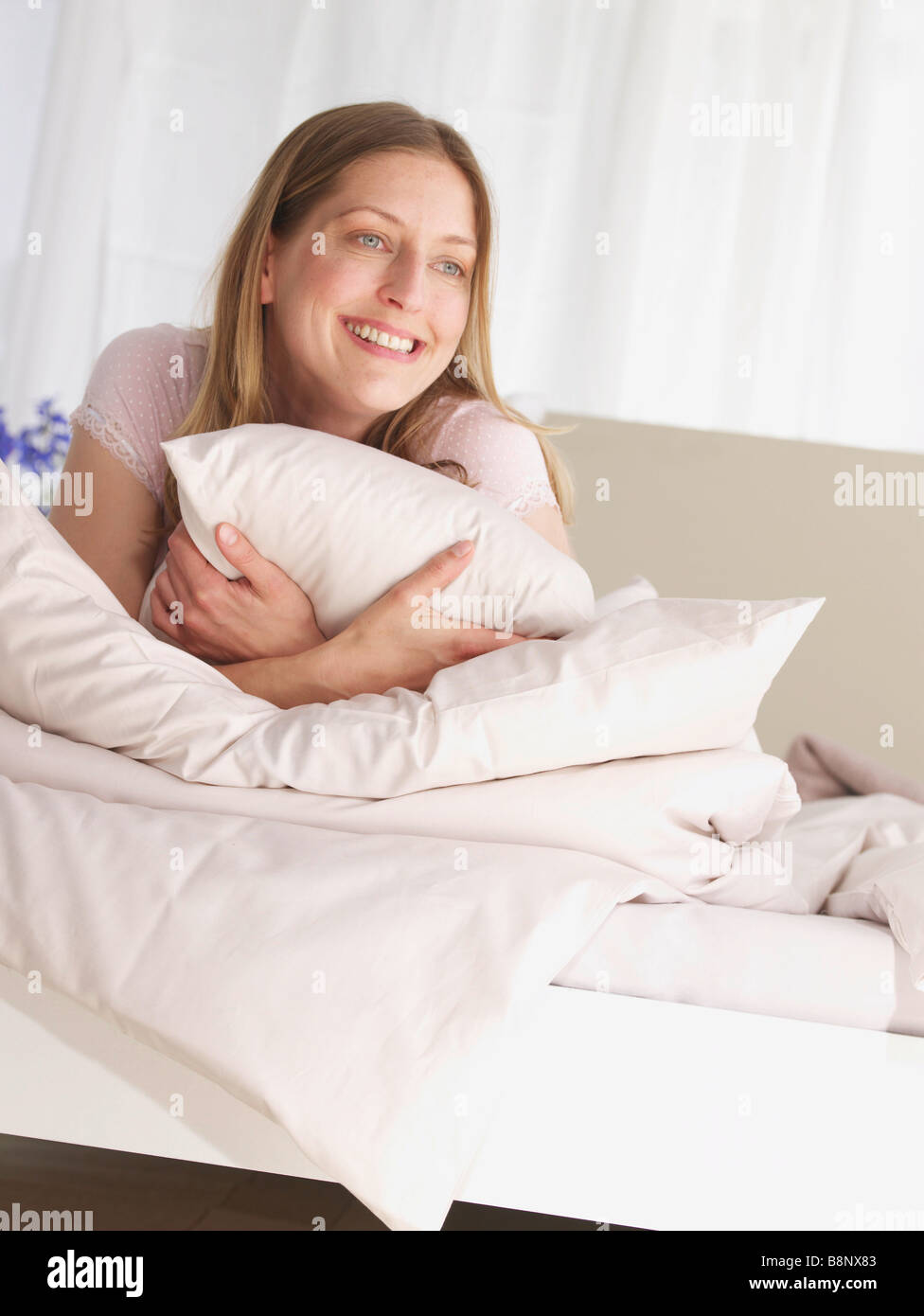 Giovane donna pigri nel letto Foto Stock