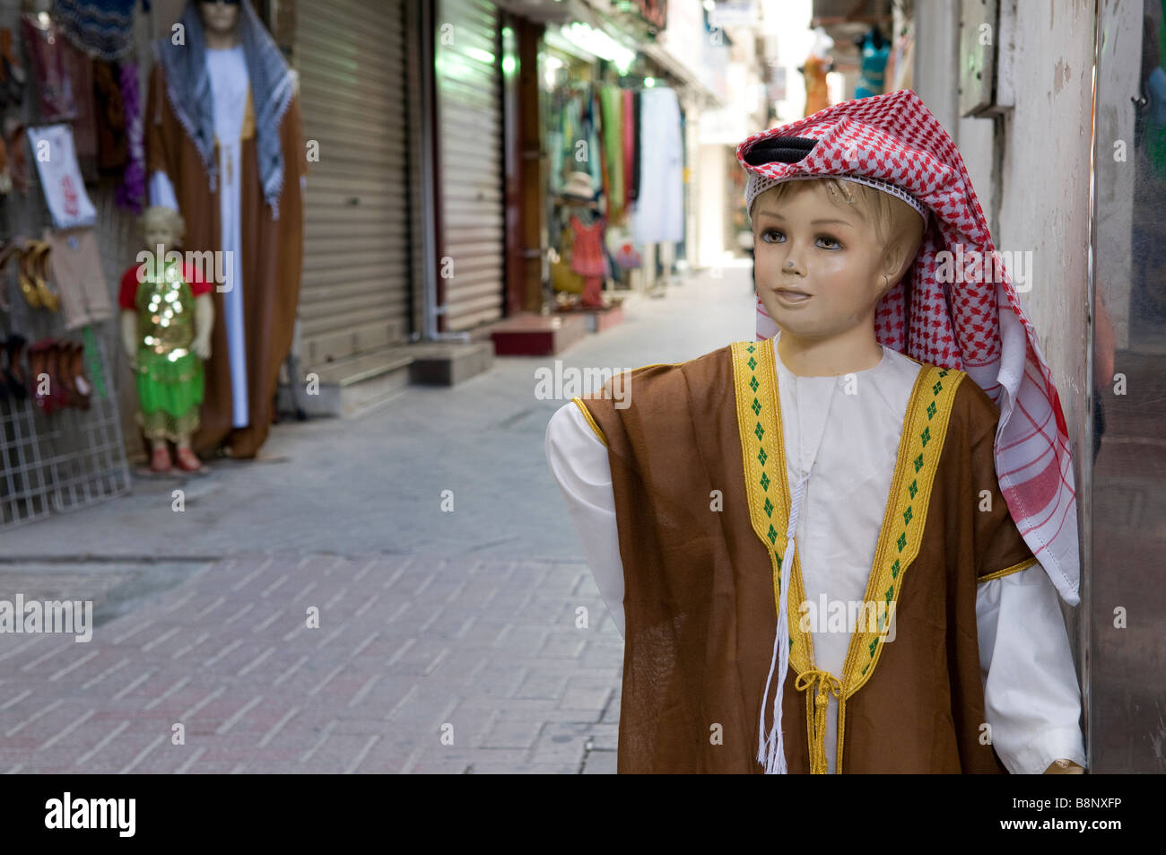 Modello di manichino bambino indossando il tradizionale abbigliamento araba, Dubai, UAE Foto Stock