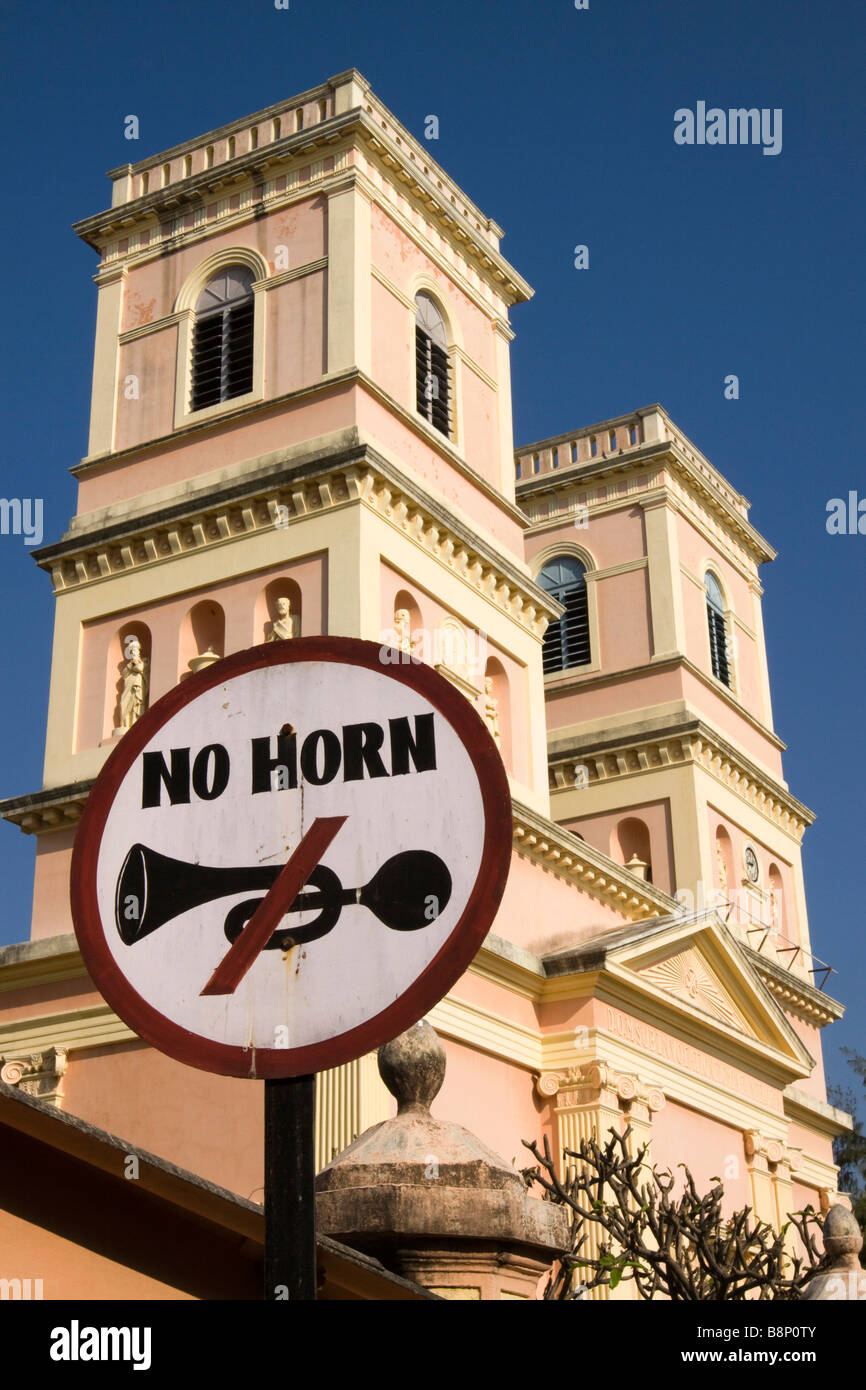 India Pondicherry Dumas Street No Horn cartello stradale al di fuori di Notre Dame de Agnese chiesa Foto Stock