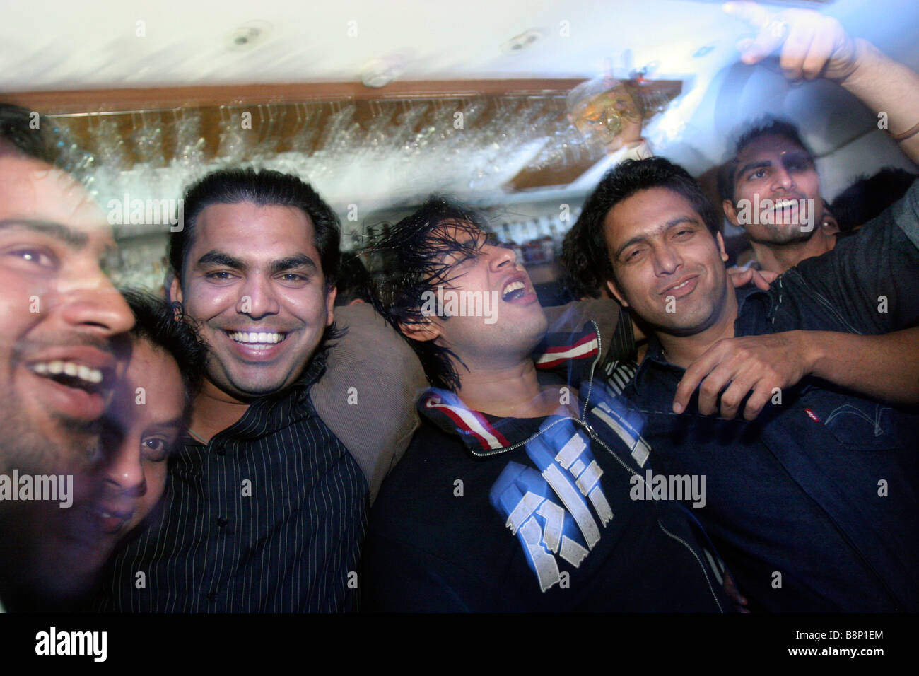 Giovani indiani persone bere e ballare in un night club di Chandigarh in India Foto Stock