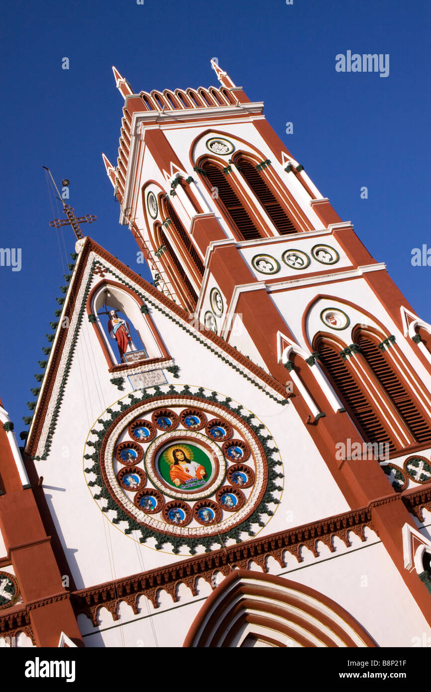 India Pondicherry Sud Boulevard del Sacro Cuore di Gesù chiesa landmark torri esterne Foto Stock