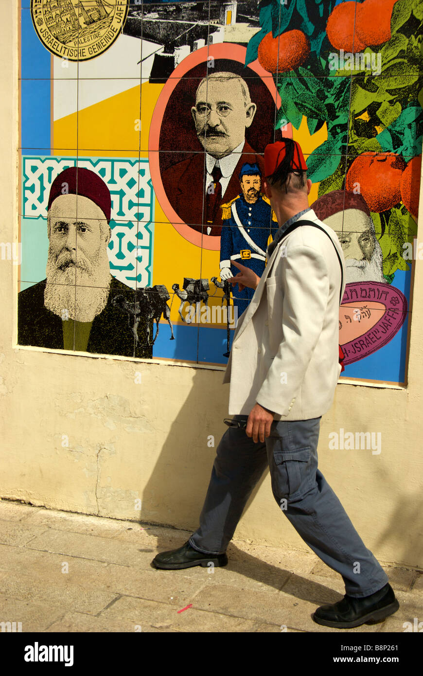 Animata guida umoristico dando parlare di ebrei provenienti dal Nord Africa illustrato nella carta murale che si insediarono nella regione di Jaffa Foto Stock