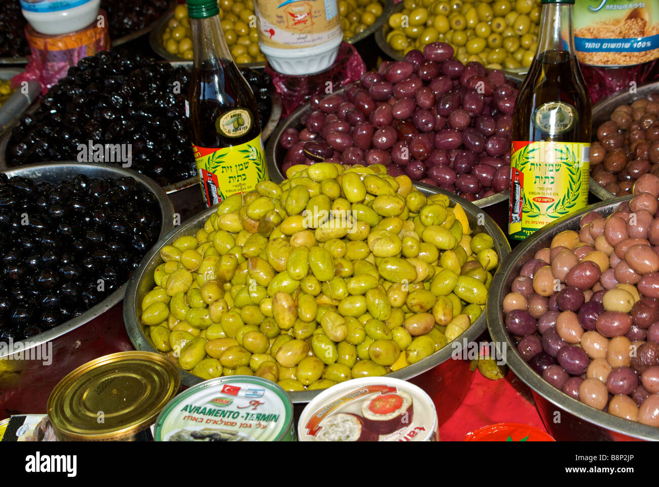 Molte varietà di olive e di olio a Shuk Ha Carmelo aria aperta all'aperto del medio oriente di stallo del mercato Foto Stock