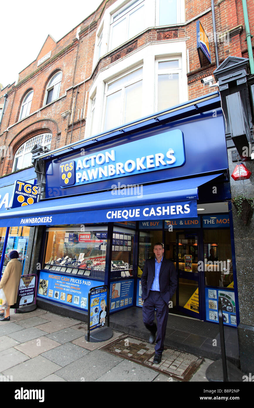 Regno Unito Londra ovest acton high street a pawnbrokers shop Foto Stock