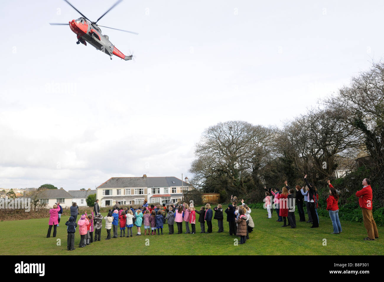 Una visita speciale per i bambini del Re Carlo Scuola, Falmouth, Regno Unito dalla Royal Navy mare unità di salvataggio Foto Stock