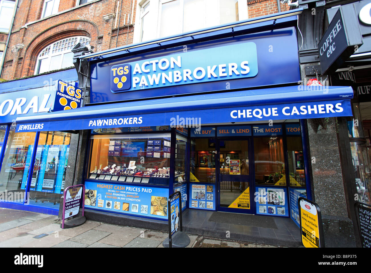 Regno Unito Londra ovest acton high street a pawnbrokers shop Foto Stock