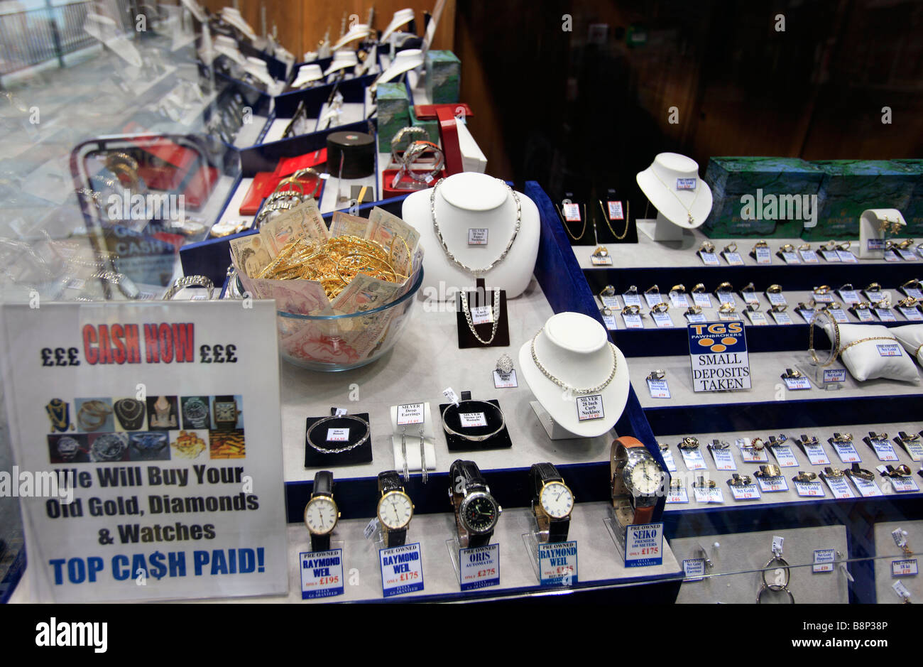 Regno Unito Londra ovest acton high street a pawnbrokers vetrina Foto Stock