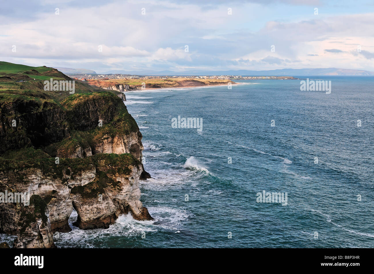 Scogliere sul mare a rocce bianche vicino Portrush sulla costa Causeway in County Antrim Foto Stock