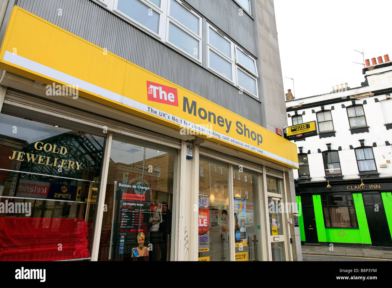 Regno Unito Londra ovest acton high street il denaro shop Foto Stock