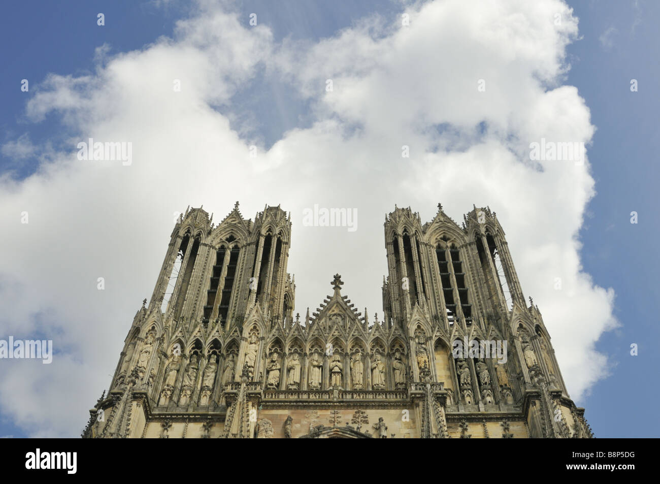 Twin towers all'estremità occidentale della cattedrale di Reims Francia Foto Stock