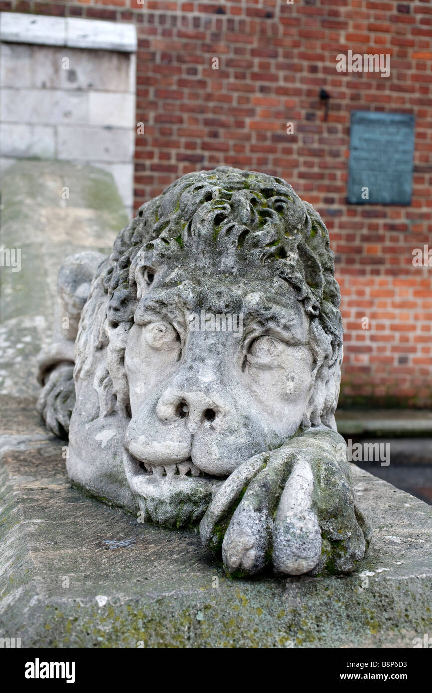 Lion statua alla base della torre del palazzo comunale. Rynek Glowny, Cracovia in Polonia Foto Stock