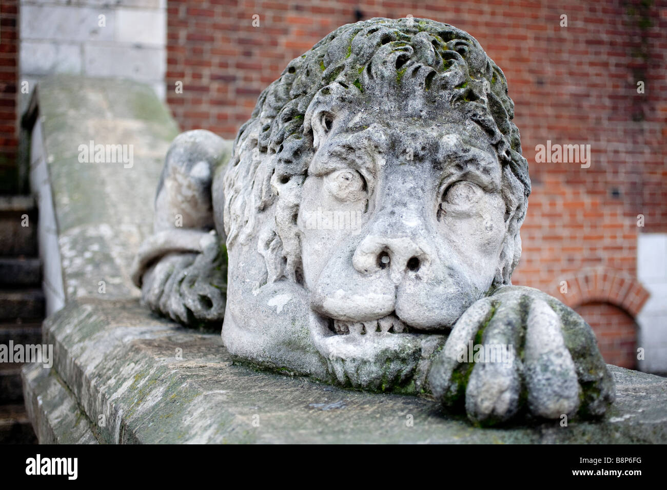 Lion statua alla base della torre del Palazzo Comunale. Rynek Glowny, Cracovia in Polonia Foto Stock