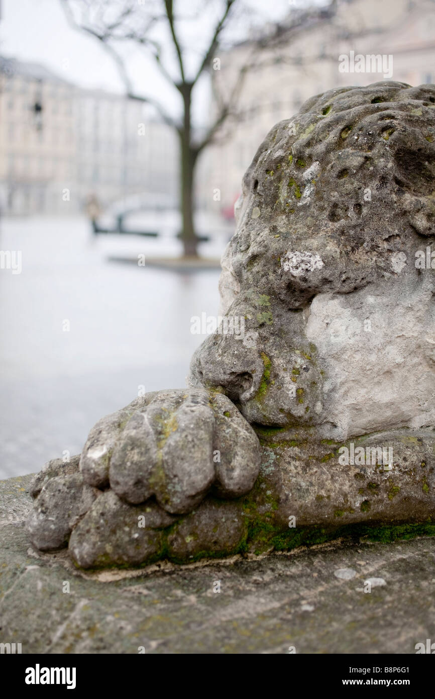 Lion statua alla base della torre del Palazzo Comunale. Rynek Glowny, Cracovia in Polonia Foto Stock