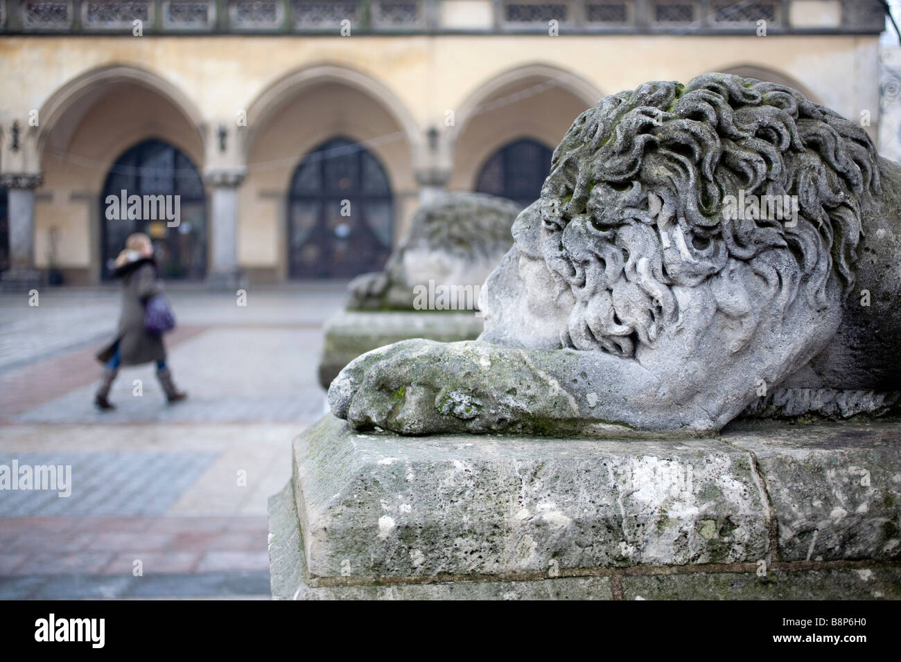 Lion statue in corrispondenza della base della torre del Palazzo Comunale. Rynek Glowny, Cracovia in Polonia Foto Stock