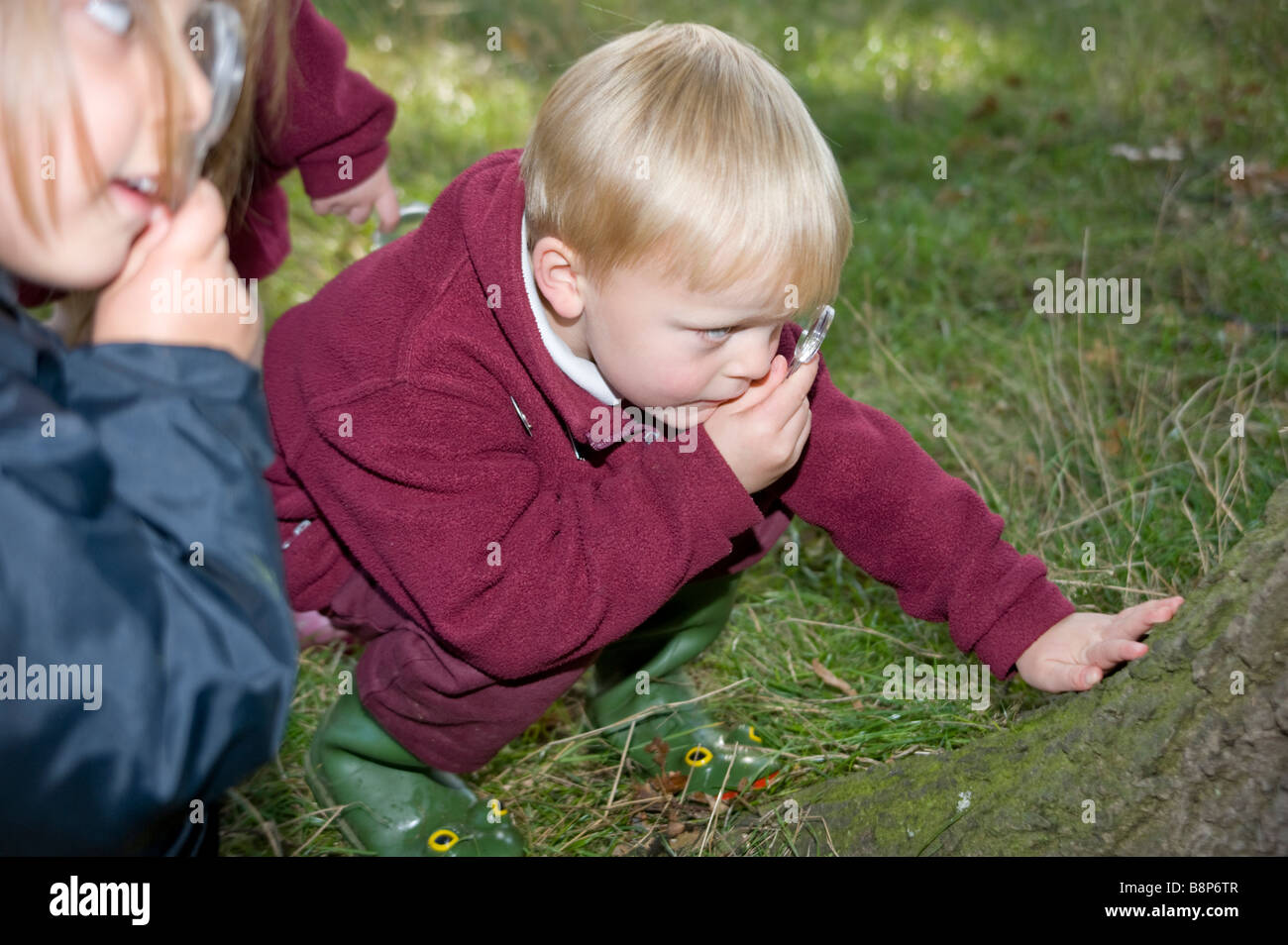 Junior scuola per bambini sulla natura studio in posizione di parcheggio Foto Stock